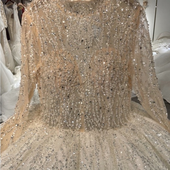 New design luxury wedding dress. - Picture 3 of 5